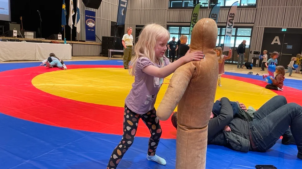 Sally Sondell är van vid brottningsmattan och dockan.