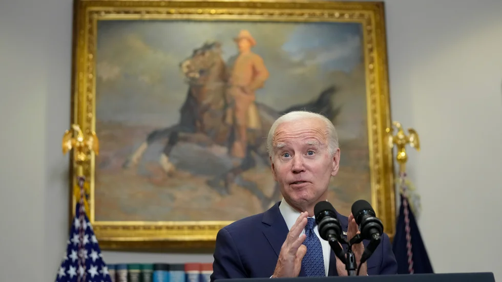 President Joe Biden i Vita husets Roosevelt-rum.