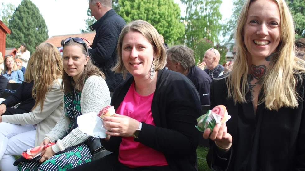 På företagets park-aw på fredagskvällen bjöds det på glassbåtar. På bild Caroline Tyrberg, Angelica Jarl och Jenni Borg.