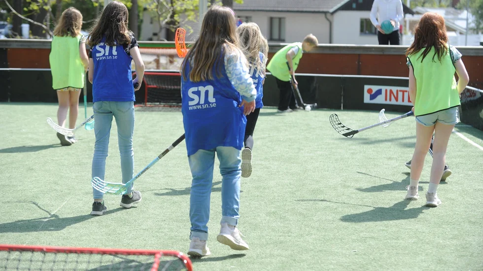 Alla elever på Vitalisskolan i Trosa fick prova på innebandy.