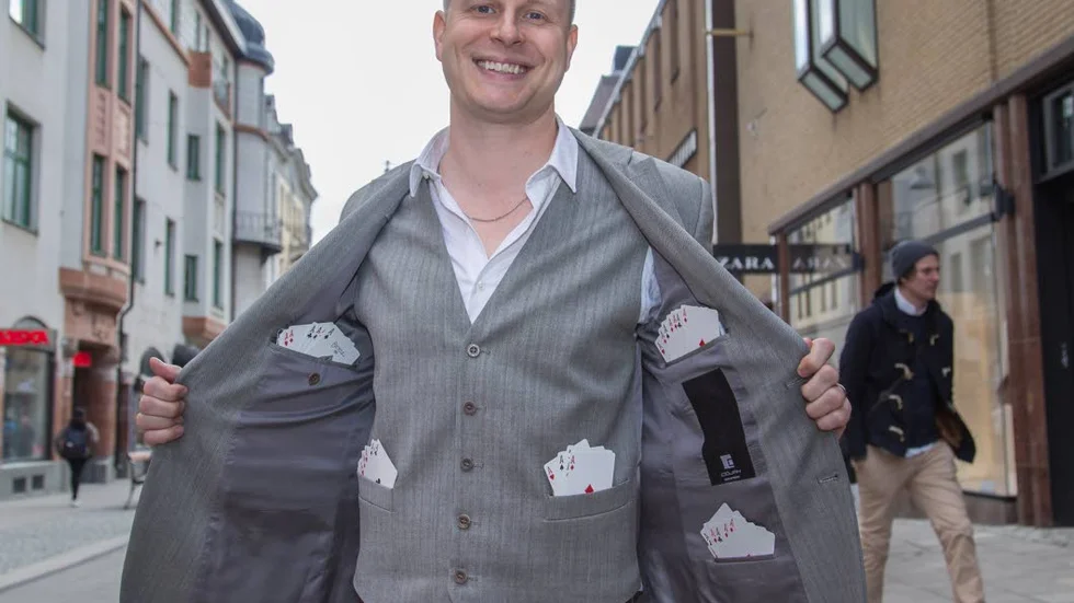 Festivalgeneralen Johan Ståhl har åtskilliga ess bland kläderna inför årets Uppsala magic & comedy.