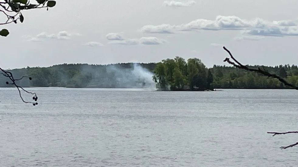 Ön som brinner heter enligt SOS-larmet "Lillön" och ligger i sjön Rummen.