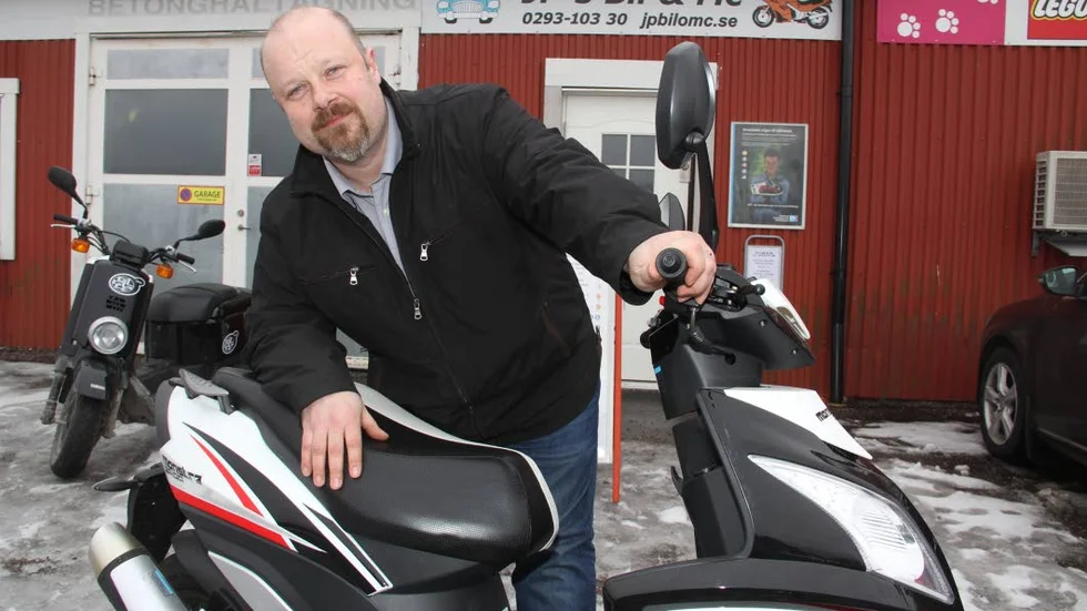 Jörgen Persson har varit trafiklärare i 26 år - nu på våren väntar moppekurser.