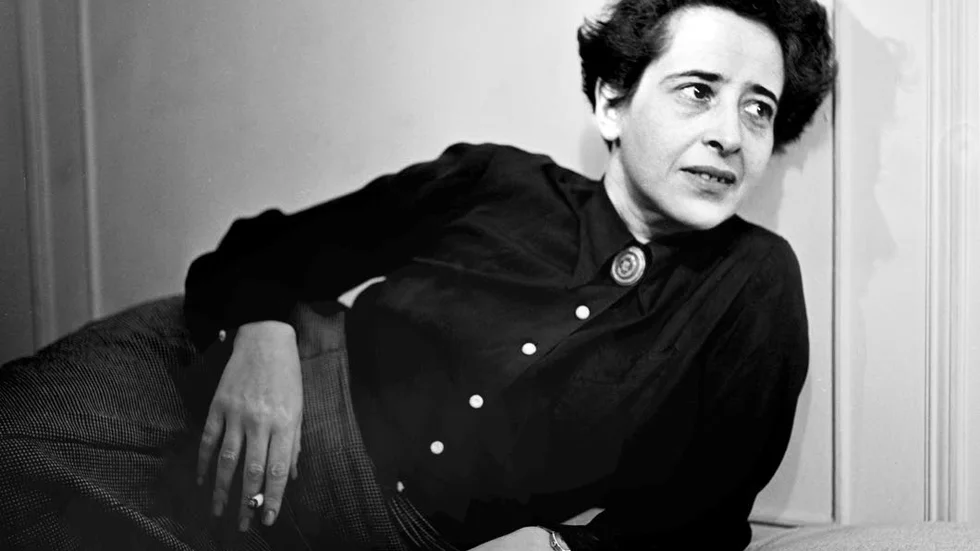 I exil. Hannah Arendt fotograferad i USA 1944. Hennes stora verk om totalitarismen kom ut 1951.