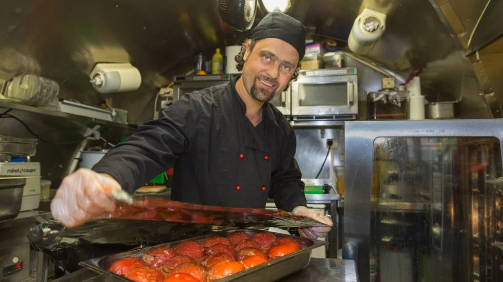 Trivs med jobbet. Kocken Michel Sassin från Syrien fick jobb nästan direkt när han kom till Sverige för ett år sedan. Här på restaurangen har han lärt sig laga grekiskt.