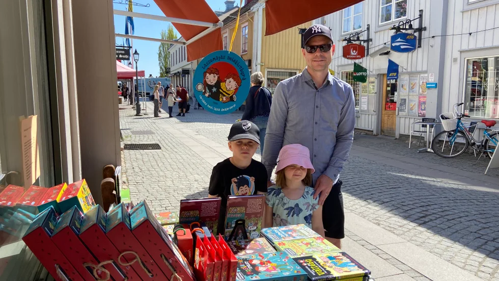 Ludvig och Filippa med pappa Marcus, alla med efternamnet Rickardsson, besökte under fredagen barnkulturdagarna.
Barnkulturdagarna är gratis förutom att vuxna behöver betala entré till slottet samt att fiskdammen kostar pengar.