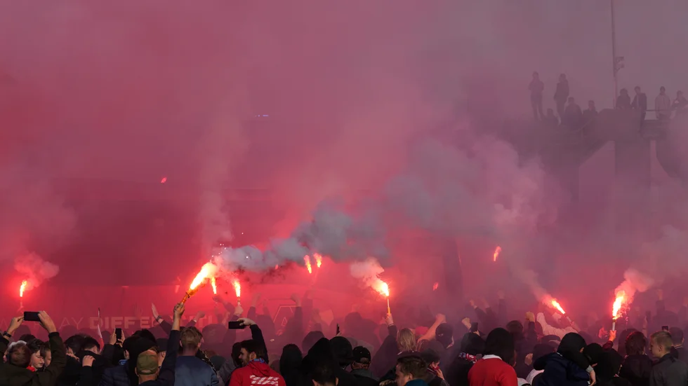 AZ-supportrar storma ett område som var reserverat för vänner och familj till West Hams spelare och ledare.