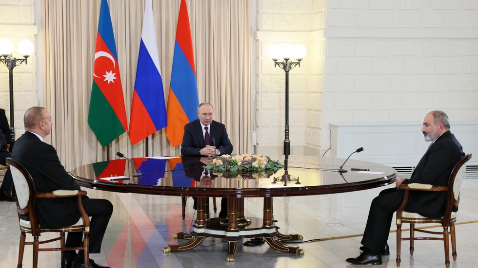 Armeniens premiärminister Nikol Pasjinjan (höger) och Azerbajdzjans president Ilham Aliyev (vänster) träffades i Moskva den 31 oktober förra året.