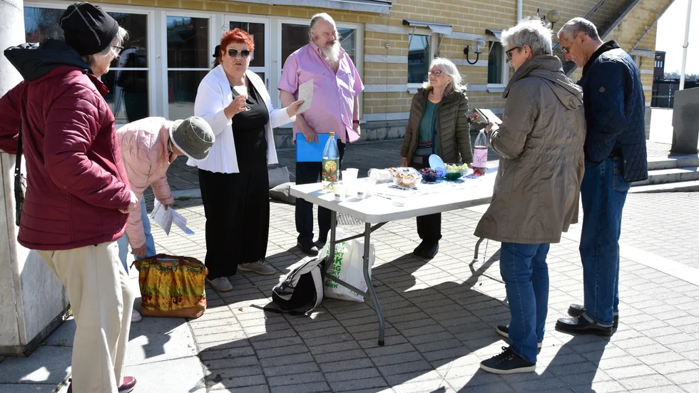 Flera stannade till och intresserade sig för utställningen genast som den presenterades.