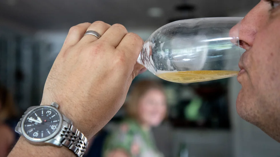 Män som drack mer än 4,8 standardglas per vecka löpte 20 procent högre risk att få förmaksflimmer än de män som drack mindre än 0,9 glas i veckan, enligt en avhandling. Arkivbild.