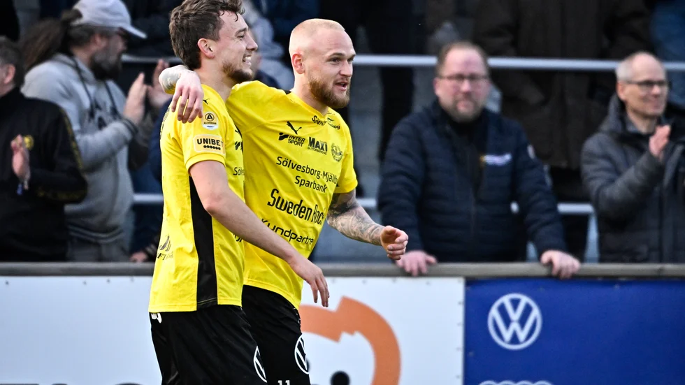 Mjällbys Adam Ståhl, till höger, jublar med Colin Rösler efter 1–0-målet mot Degerfors.