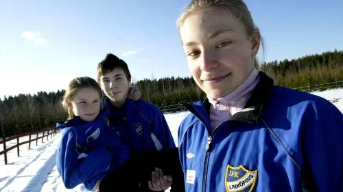 Tre brottarsyskon Gryvik vid vägs ände i Slaka, Evelina närmast, Lovisa och Adam. Bild: PETER JIGERSTRÖM