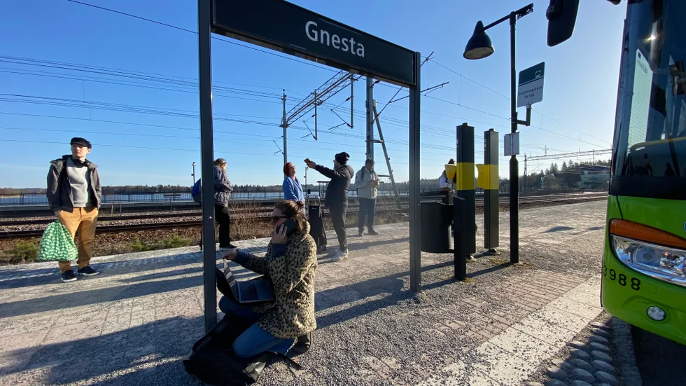 Efter sex veckor med reducerad trafik uteblev Gnestapendeln helt på måndagsmorgonen, när många lokförare gick ut i vild strejk mot SL och MTR.
