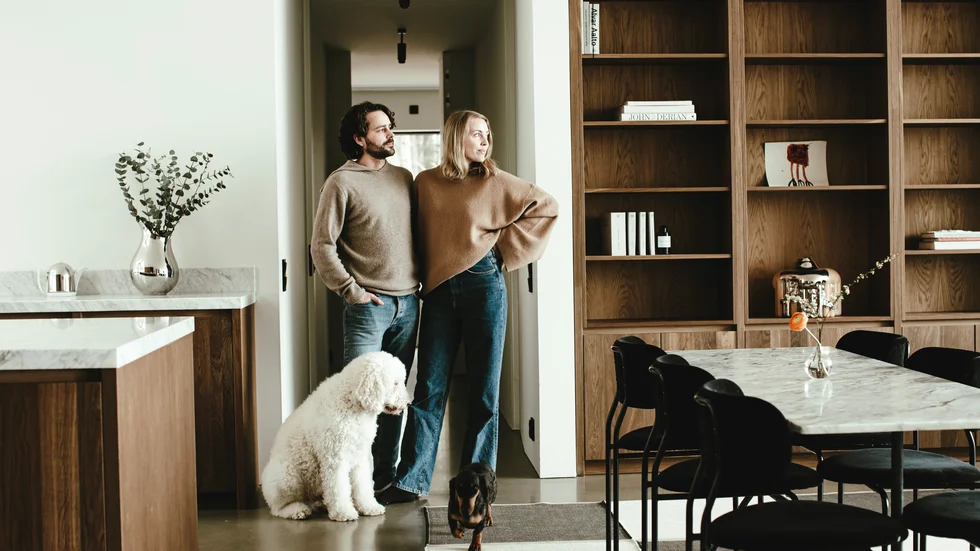 Minimalistiskt och naturstyrt. Rena linjer, inga lister och stora glaspartier. Det ska inte hända för mycket. 