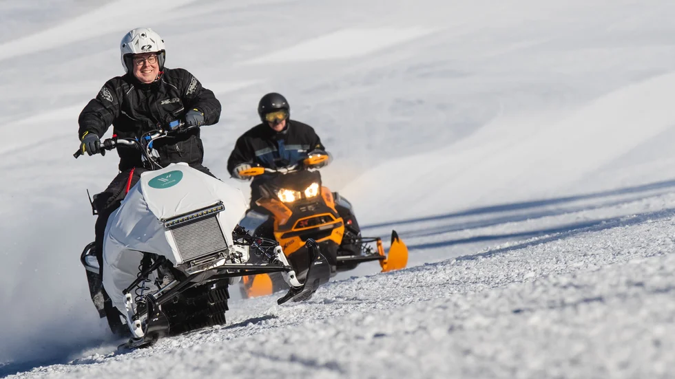 Magnus Edin, teknikchef vid RISE i Piteå, testar Frank uppför en slalombacke.