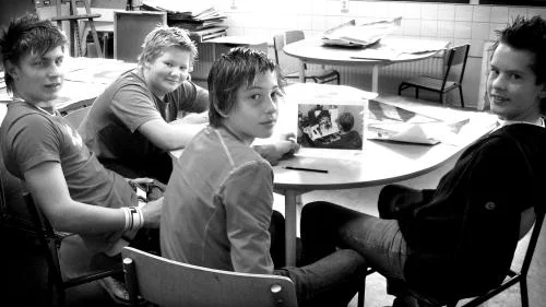 Från vänster Jakob Larson Tillmar, Daniel Jern, Christoffer Aniander och Peter Simonsson, åttondeklassare på Vifolkaskolan, tittar på ett foto på en ung misshandlad kille. Bild: ZENAIDA HADZIMAHOVIC