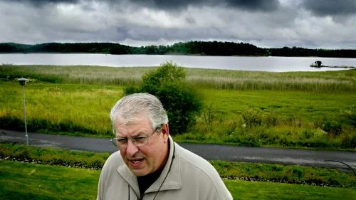Det är mycket som Gösta Corell inte klarar sedan den svåra olyckan för tolv år sedan, men han kan fortfarande gå långt  bara benen fungerar vill säga. Det gör inte det högra knäet i dag men Gösta Corell nekas operation. 62 år gammal har han prioriterats bort för vård i landstinget.