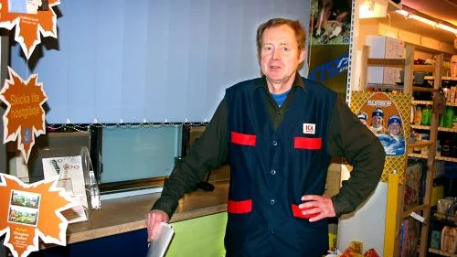 Så här kan det se ut från och med nästasommar om Posten får bestämma. De villta bort Svensk kassaservice frånIca-handlaren Jan-Erik Samuelsson och dåfår Tjällmoborna sköta sina kassaärendenvia lantbrevbärare eller åka till entätort. Men dit är det minst två mil.