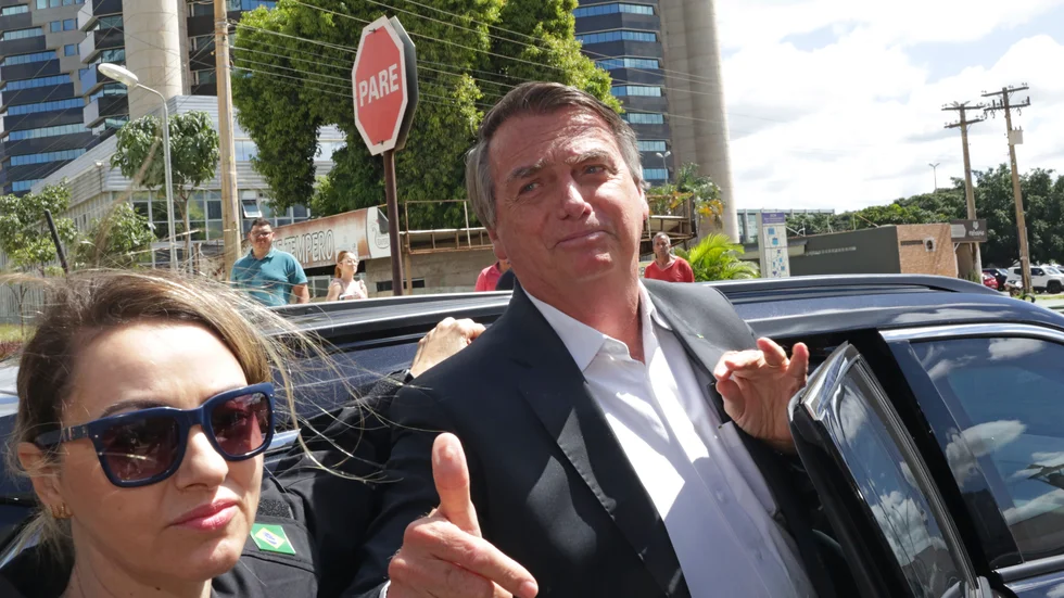 Brasiliens expresident Jair Bolsonaro lämnar polishögkvarteret i Brasilia efter onsdagens förhör.