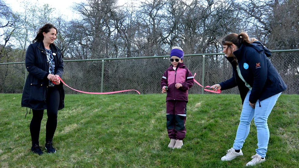 Administratören på förskolan Sofia Andersson samt Camilla Myrberg höll bandet som klipptes av Elise.