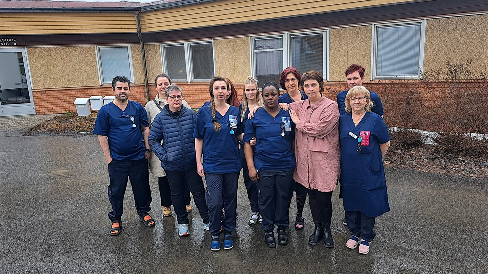Gloria med chef och arbetskamrater.Mariana Grankvist, Linda Albag, Desiré Nyström, Gloria Emovuon, Birgitta Dahl, Natalie Senbom, Åsa Jonsson, Hiwa Mohammadi. Ellen Senbom Erika Karlsson, Anette Sandström. "Vi vill behålla Gloria här med oss".