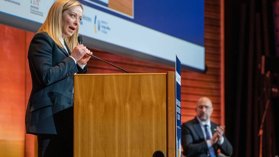 Ukrainas premiärminister Denys Sjmyhal applåderar Italiens premiärminister Giorgia Meloni under ett tal i Rom i samband med en konferens om återuppbygganden av Ukraina.