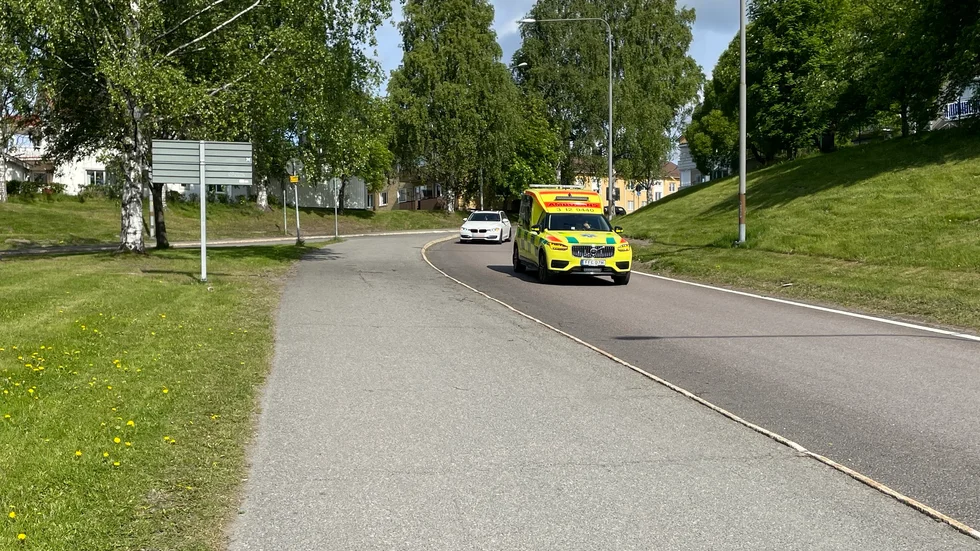 Ambulans larmades till platsen. Den vita bilen bakom ambulansen var inte inblandad i olyckan.