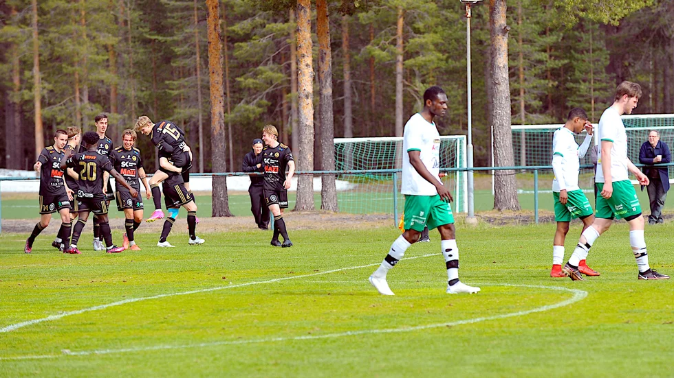 Skellefteå FF jublar efter att ha gjort mål. FF vann borta mot Bergnäset med hela 4–0.