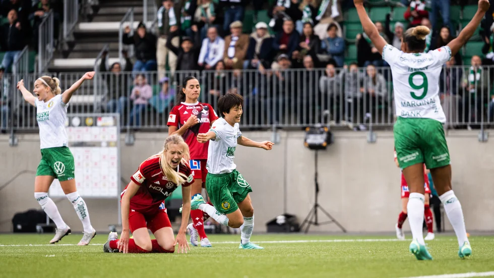 Kvitterat på Hammarby IP. Maika Hamano (mitten) har dragit in 1–1 mot IFK Norrköping och gjorde sedan även segermålet.