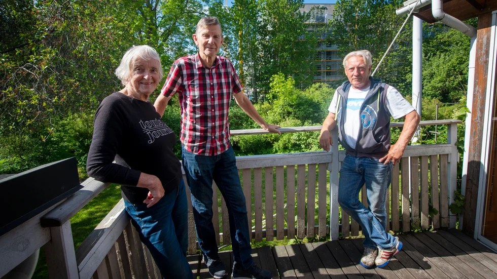 Inger och Lars Gustafsson med grannen Ove Lindgren på Vallarvägen anser att Nyköpings stadsbild för all framtid kommer att förändras och förminska kulturhistoriska byggnader i takt med att höghusen i centrala Nyköping växer fram.