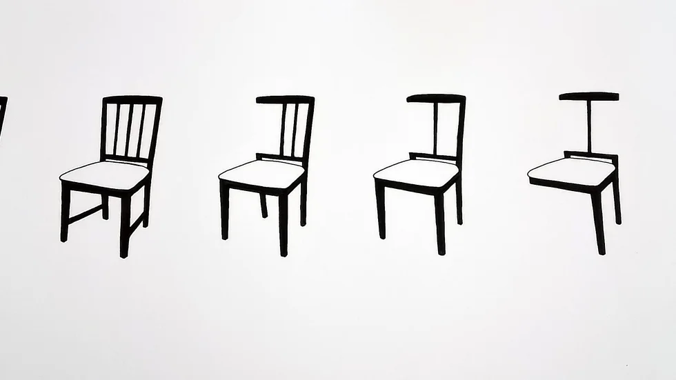 Skribenten funderar över hur många pinnar man kan ta bort från en stol. Tuschteckning av Ulf Larsson.