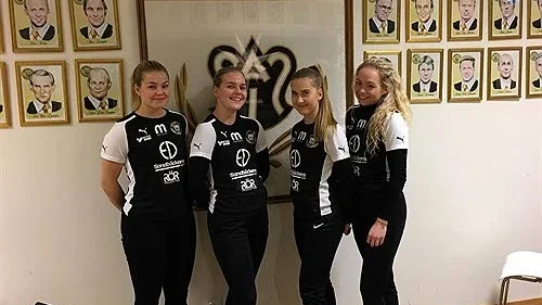 Hanna Ählman (22), Nellie Ählman (17), Amanda Kjellenbom (17) och Alice Wader (22) är klara för Smedby.