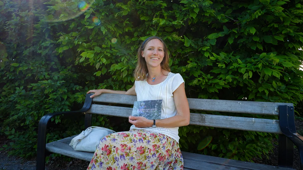 Hanna Bendz, uppvuxen i Enköping, ger ut sin bok "Sommarvind". Hanna är cellist och även utbildad inom historia och konstvetenskap.