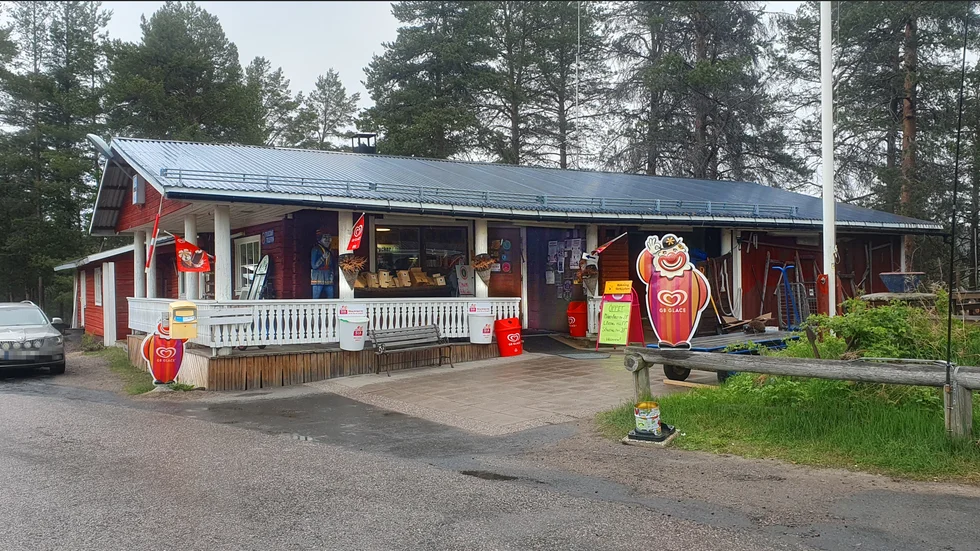 Bilen kraschade in i klassiska restaurangens vägg.
