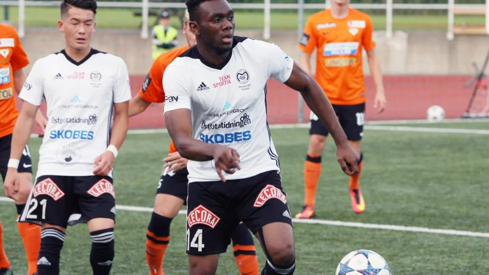 Före detta. Grace Tanda gjorde tio mål för Maif förra året. Nu provspelar han för BK Forward och gjorde matchens enda mål.