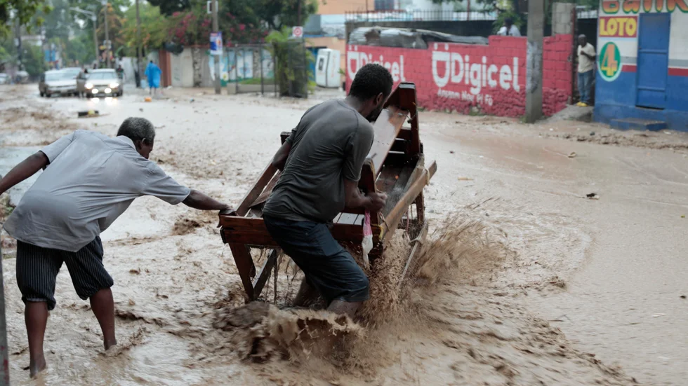 En översvämmad gata i Port-au-Prince. Bild från i söndags.