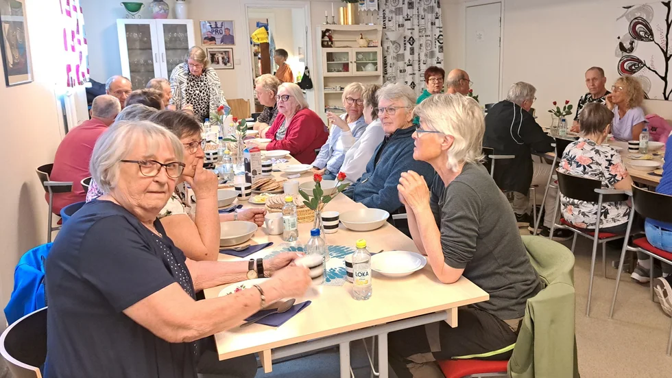 Ett fyrtiotal medlemmar kom till mötet och kunde slå sig ner vid de dukade borden. Då hade kökspersonalen redan varit i full aktion ett bra tag
