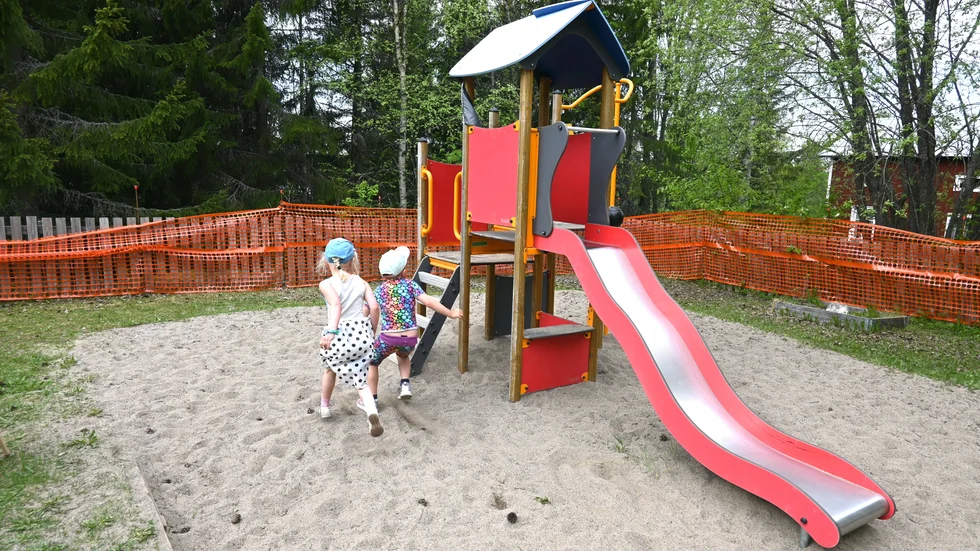 ”Besked om nedläggning av den fullbelagda och väl fungerande förskolan i Vallen kom som en fullständig överraskning och ett fruktansvärt slag för föräldrar och personal på förskolan.”