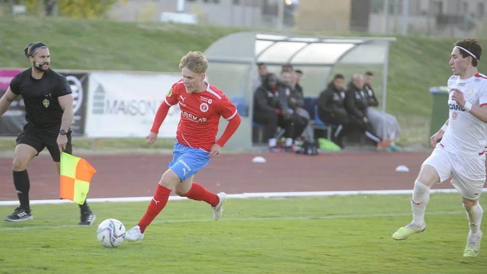 Hugo Widner trivs bäst på kanten. Han trivdes på positionen som wingback som Bissarna spelade med under förre tränaren Suad Grudas ledning.