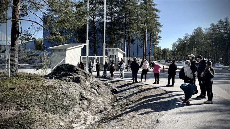 Köbildning utanför Arcushallen en timme innan öppning.