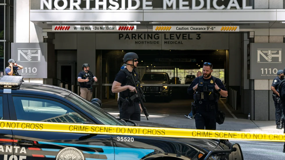 Polis utanför byggnaden i Atlanta, Georgia där en man öppnade eld på onsdagen.