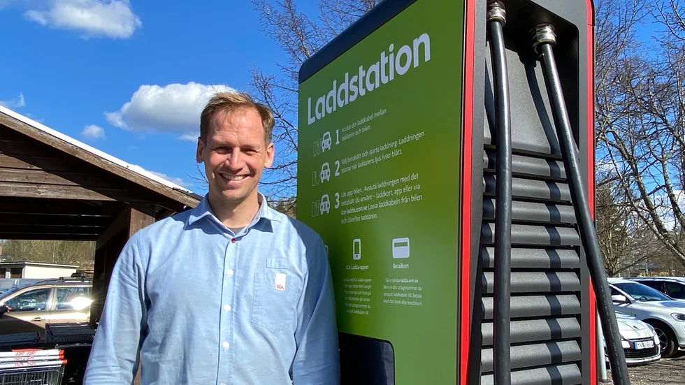 Karl-Johan Drufva som driver Ica Nära i Boxholm, hoppas att laddstationerna på parkeringen ska vara igång innan semestern. 