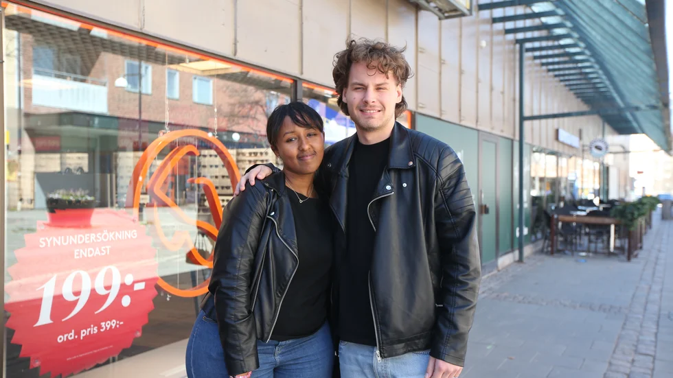 Paret Fredrick Ljungberg och Josefin Tekeste säger att de inte är särskilt insatta i frågan men att man borde komma till skott. "Jag tänker att det hade kanske varit schysst mot dem som spelar ishockey och så om det bir en ny hall. Nu skjuter man det bara framför sig", säger Josefin. 
"Jag tycker att man bör komma på något så att man kommer framåt i alla fall men jag är inte särskilt investerad i den här frågan", säger Fredrick.