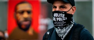 Polis döms för medhjälp i Floydmordet