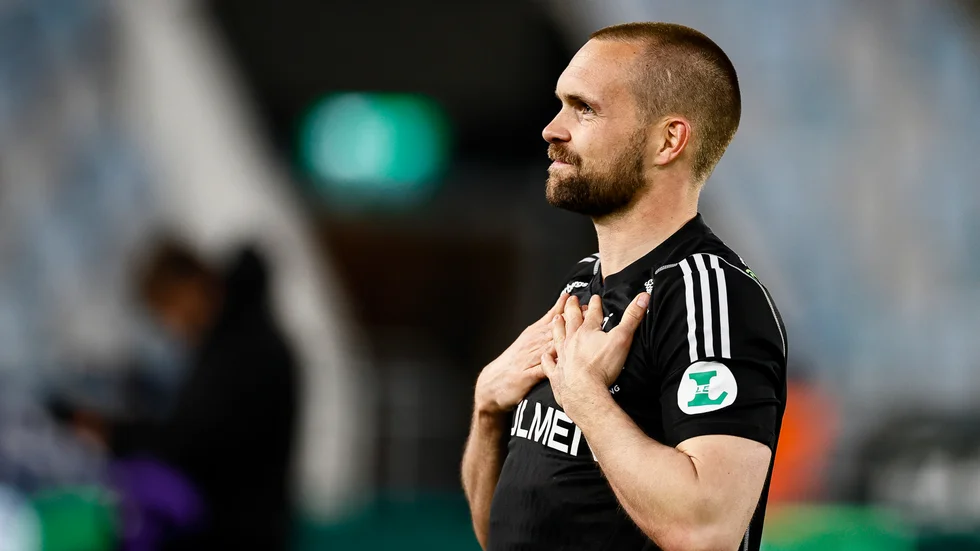 IFK-målvakten Oscar Jansson fick fira en ny hemmaseger med fansen efter att ha spikat igen mot Hammarby.
