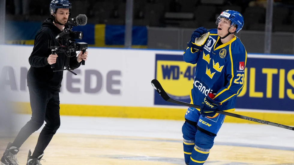 Lucas Raymond firar sitt premiärmål i Tre Kronor. Debutanten slog till ytterligare en gång och blev tvåmålsskytt i segern över Schweiz.