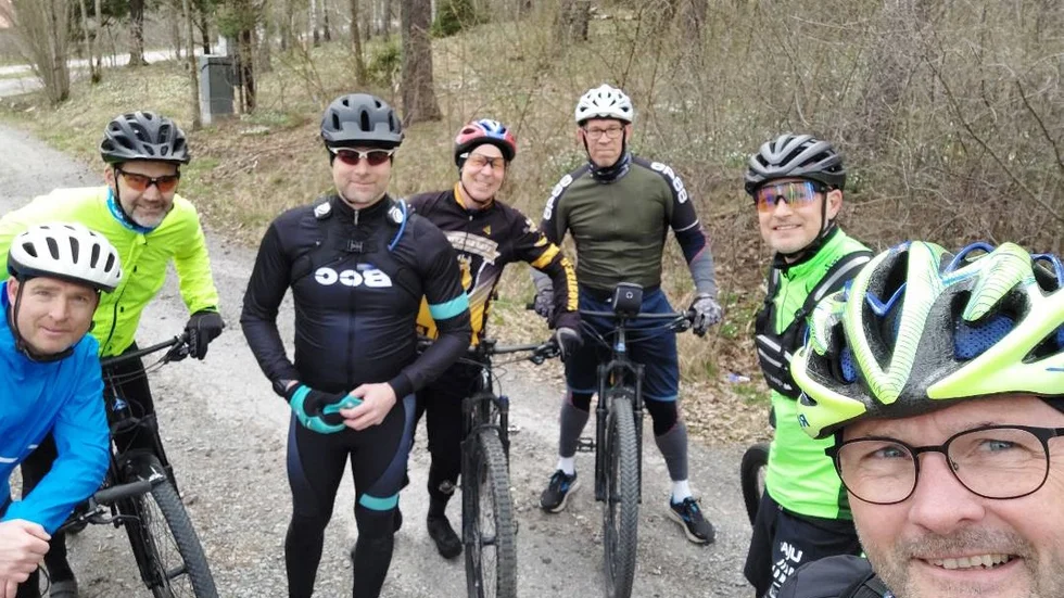 Hemmavasans eventansvariga Torbjörn Pettersson (till höger) har bekantat sig med den cirka sex mil långa mountainbikebanan som angör samtliga kommundelar.  Längst till vänster Marcus Lagerqvist som också fanns med på lördagens provtur.
