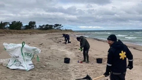 ”Vi har provat lite olika tekniker för att få upp oljan. Den hade klumpat ihop sig i popcorn-stora klumpar, så det visade sig att det effektivaste sättet var att helt enkelt sopa upp klumparna med sopborste och skyffel, säger Daniel Heilborn. 