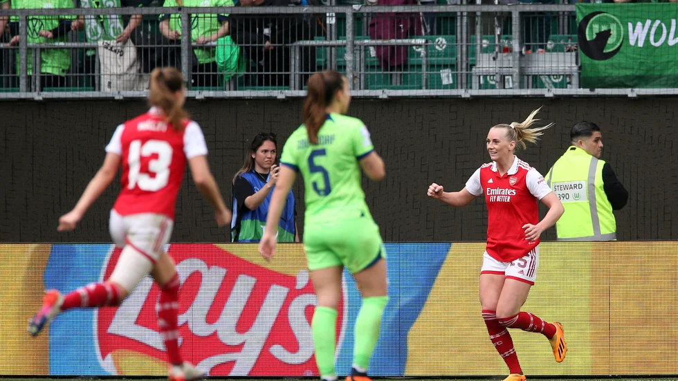 Stina Blackstenius, här i första matchen mot Wolfsburg, gjorde två mål i returen. Ett mål blev godkänt. Wolfsburg vann till slut i förlängning i en fantastisk fotbollsmatch.