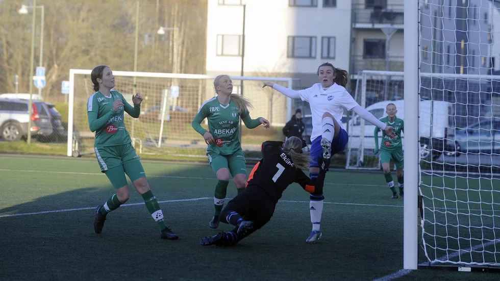 Hilda Glysing fick chansen att skicka in 1–0 till Tun, men bollen flög över ribban.